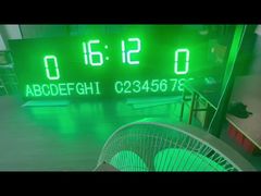 Tableau de bord électronique de football en plein air avec le nom de l'équipe